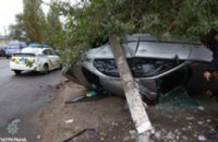 В Днепре в результате столкновения автомобиля со столбом погиб молодой мужчина