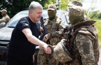 Порошенко побував на південному та східному фронті – передав бійцям пікапи та військове спорядження