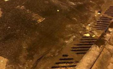 В центре Днепра мужчина выливал отходы в ливневую канализацию