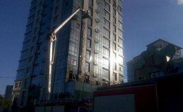В Печерском районе Киева произошел пожар в недостроенном 17-этажном здании (ФОТО)