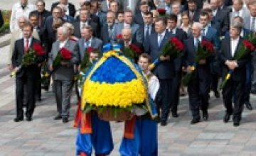 Президент возложил цветы к памятнику Шевченко по случаю годовщины перезахоронения Кобзаря 