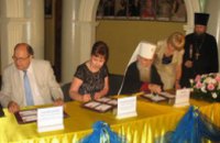 Руководство Днепропетровской области погасило марку к 1150-летию славянской письменности