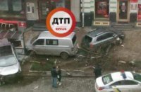 В Киеве произошло масштабное ДТП: авто въехало в остановку (ФОТО)