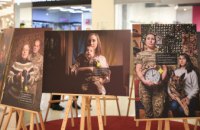 «Вшануй»: у Дніпрі представили ексклюзивну фотовиставку з портретами родин загиблих військових на Сході України 