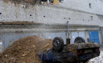 Оползень в Днепропетровске: засыпано 27 гаражей и мебельный склад, уничтожен подземный водопровод