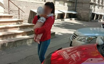 В Днепре спасатели достали младенца из закрытого автомобиля (ФОТО)