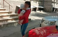 В Днепре спасатели достали младенца из закрытого автомобиля (ФОТО)