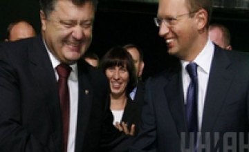 Порошенко заявил, что Яценюк останется на посту премьера