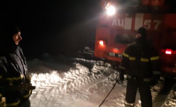 В Днепропетровской области в снежной ловушке застрял автобус с 40 шахтерами (ВИДЕО)