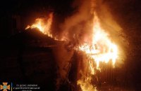 На Дніпропетровщині у дворі приватного будинку спалахнув гараж