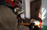В Покрове спасатели «вскрыли» дверь квартиры, чтобы помочь пенсионерке 