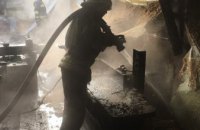 В Днепре загорелся гараж со стройматериалами (ФОТО)