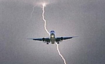 В Америке в самолет ударила молния 