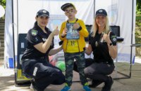 Поліцейські охорони Дніпропетровщини організували свято для дітей переселенців у Міжнародний День захисту дітей