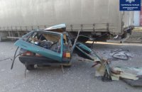 В Днепре легковушка на полной скорости влетела в грузовик: пассажир авто погиб на месте