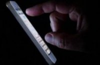 Использование смартфонов в ночное время грозит слепотой, - ученые