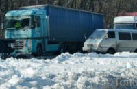Днепропетровские спасатели ликвидировали пробку из застрявших в снегу фур 