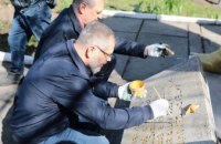 Вилкул с жителями Днепропетровщины к 9 Мая провели субботник по благоустройству памятников солдатам ВОВ