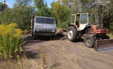 На Днепропетровщине мужчины на КАМАЗах пытались вывезти землю с лесничества себе домой