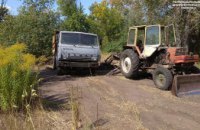 На Днепропетровщине мужчины на КАМАЗах пытались вывезти землю с лесничества себе домой