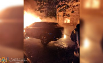 ​В Каменском вспыхнул припаркованный Lexus