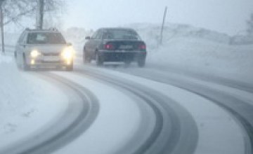 Как не попасть в беду на зимней дороге: водителям напомнили правила безопасности в снег и гололед
