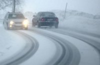 Как не попасть в беду на зимней дороге: водителям напомнили правила безопасности в снег и гололед