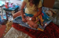 В центре Днепра новорожденного ребенка нашли в квартире с беспорядком и пьяной матерью