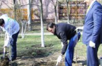 В чистый четверг Днепропетровский «Фронт Змін» высаживал деревья и убирал город