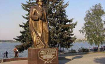 В Днепропетровске состоялось торжественное возложение цветов к памятнику Маргелова