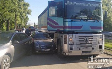 В Кривом Роге произошло тройное ДТП с грузовиком