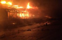 В Киеве сгорела плавающая пристань (ФОТО)