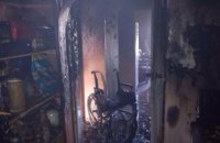 На Днепропетровщине во время пожара в квартире спасли пожилую супружескую пару: мужчина умер в карете скорой