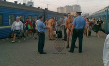 В Одессе двое молодых парней в голом виде встречали поезд из Днепропетровска (ФОТО)