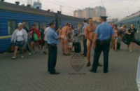 В Одессе двое молодых парней в голом виде встречали поезд из Днепропетровска (ФОТО)