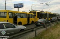 В Киеве маршрутка столкнулась с троллейбусом: есть пострадавшие