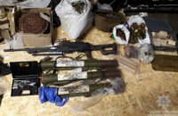 На Днепропетровщине разоблачили мужчину, который хранил в гараже арсенал оружия и взрывчатки (ФОТО)