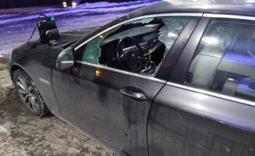 В Киеве злоумышленники на Porsche Cayenne украли из стоящего на автозаправке автомобиля 4 млн грн