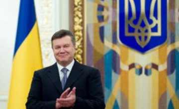 Янукович вручил машинистке НЗФ медаль «За труд и доблесть»