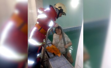 В Синельниково спасатели вытащили женщину, застрявшую между бетонной стеной и металлической лестницей