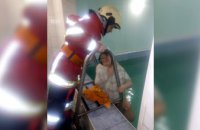 В Синельниково спасатели вытащили женщину, застрявшую между бетонной стеной и металлической лестницей