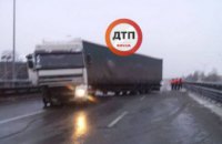  В Киеве фура врезалась в отбойник и перекрыла движение транспорта (ФОТО)