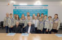 Мэр Днепра Борис Филатов вместе со скаутами города встретился с бывшими политическими заключенными