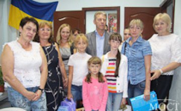 Партия развития Украины вручила детям-беженцам из зоны АТО канцелярские принадлежности, необходимые для школы (ФОТОРЕПОРТАЖ)