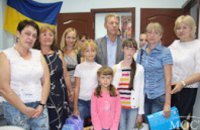 Партия развития Украины вручила детям-беженцам из зоны АТО канцелярские принадлежности, необходимые для школы (ФОТОРЕПОРТАЖ)