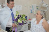 Александр Вилкул поздравил с днем рождения пострадавшую от взрыва 77-летнюю Раису Грозь 