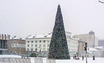 В подконтрольном боевикам Луганске установили новогоднюю елку (ФОТО)