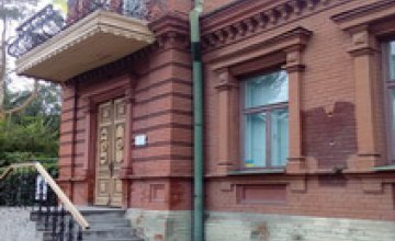 В Днепре с фасада дома-музея Яворницкого вандалы украли уникальный барельеф