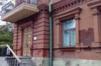 В Днепре с фасада дома-музея Яворницкого вандалы украли уникальный барельеф