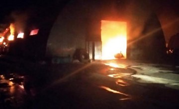В Днепропетровской области загорелся ангар с тракторной техникой